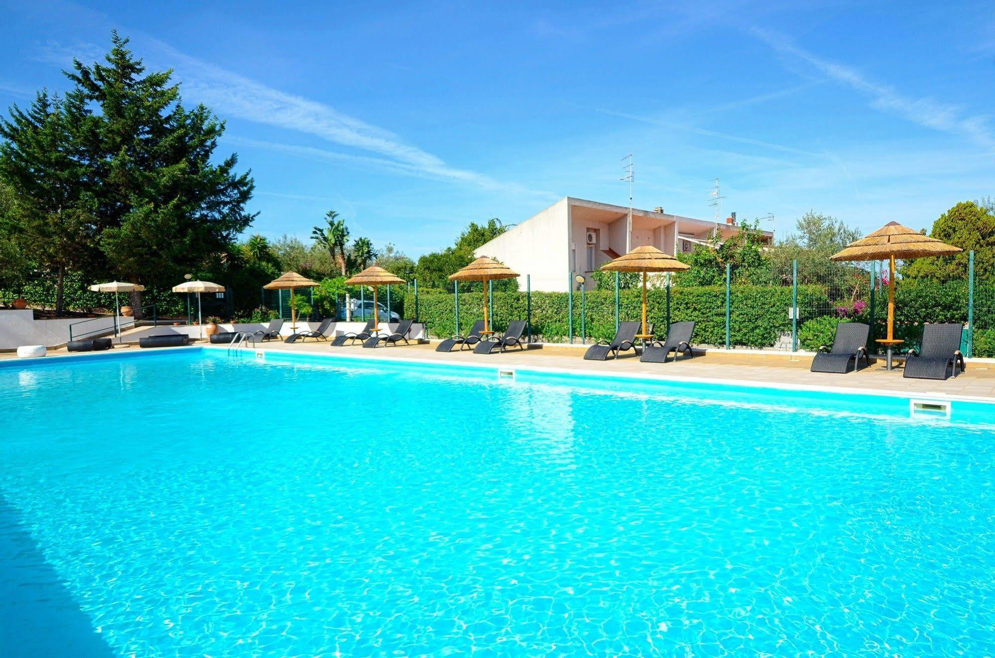צ'פאלו Calanica Resort מראה חיצוני תמונה
